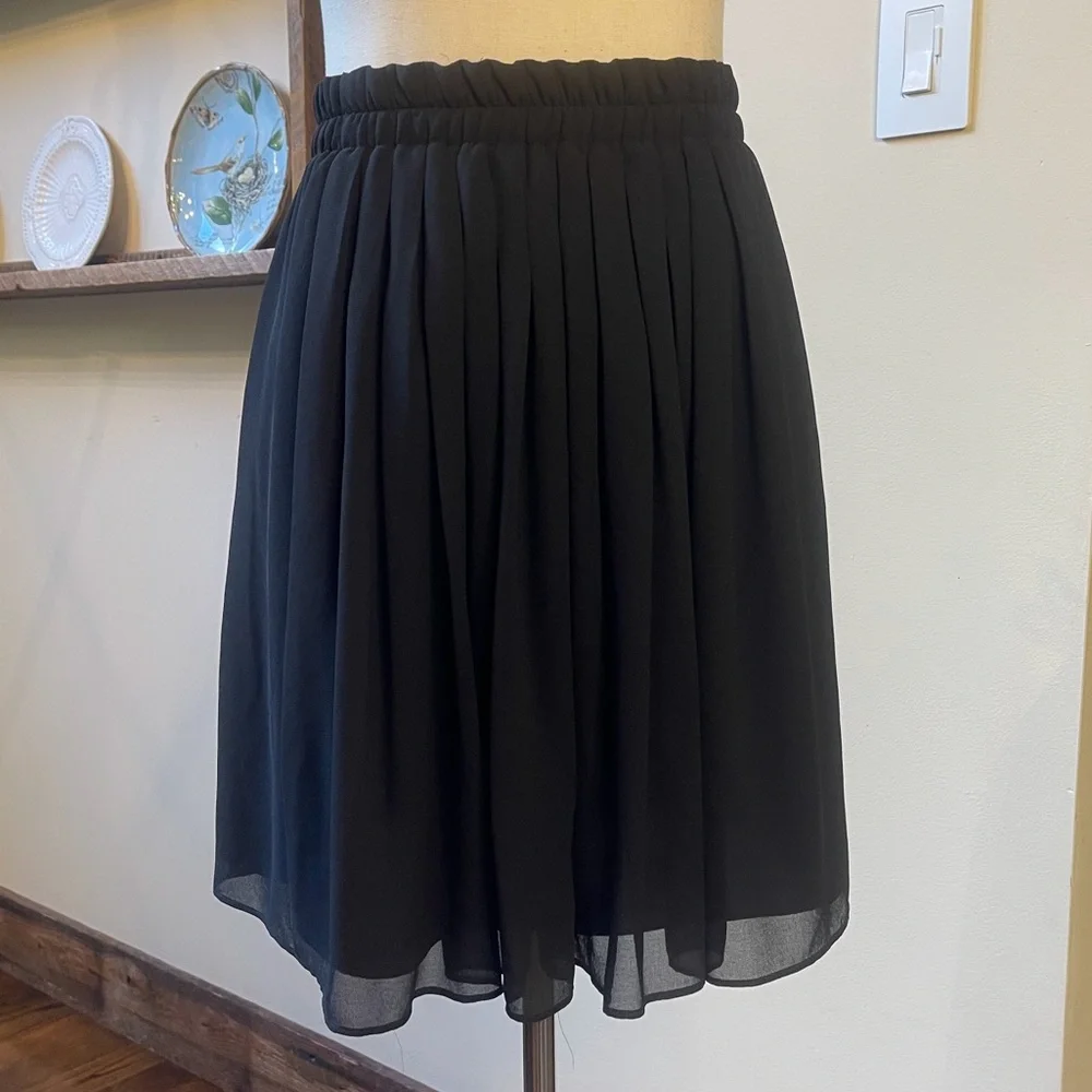LOFT Medium Black Pleated Front/Back Elastic Wide Band Lined Skirt - Picture 2 of 12